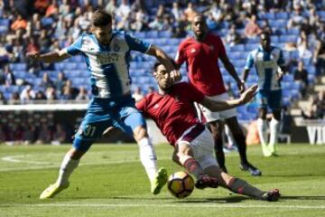 21 años. Debutó marcando un gol al Granada y una semana después le hizo otro al Sevilla. Y es lateral derecho, aunque con un estatura (1,88) y una técnica poco habituales en su posición. Está lesionado, pero Quique le guarda el sitio.