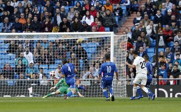 El jugador del Real Madrid Asensio marca el 1-0 al Melilla. 