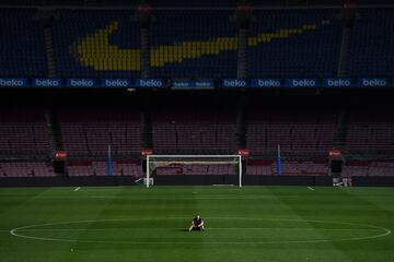 El jugador del Barcelona, Andrés Iniesta, quiso despedirse a solas del Camp Nou tras su último partido como azulgrana.