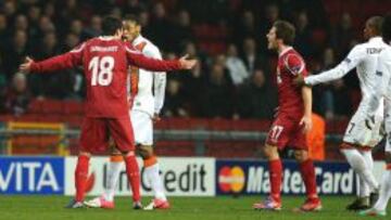 COP001. COPENHAGUE (DINAMARCA), 20/11/2012.- El jugador del Nordsjaelland Michael Parkhurst (i) discute con su rival del Shakhtar Luiz Adriano (2i) tras una jugada hoy, martes 20 de noviembre de 2012, durante un partido de la Liga de Campeones de la UEFA en Copenhague (Dinamarca). EFE/TORKIL ADSERSEN/PROHIBIDO SU USO EN DINAMARCA