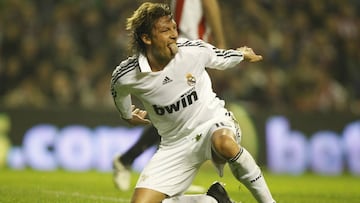 Heinze, exjugador del Real Madrid, celebra un gol durante un Athletic vs Real Madrid