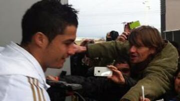 La plantilla del Madrid sale a la calle a firmar autógrafos