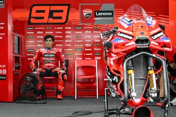 Marc Mrquez, en el box de Ducati durante los test de Sepang.