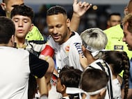 Soccer Football - Paulista Championship - Santos v Noroeste - Estadio Vila Belmiro, Santos, Brazil - February 19, 2025 Santos' Neymar with fans before the match REUTERS/Fernanda Luz NO RESALES. NO ARCHIVES.