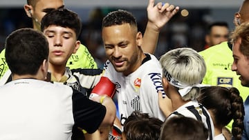 Soccer Football - Paulista Championship - Santos v Noroeste - Estadio Vila Belmiro, Santos, Brazil - February 19, 2025 Santos' Neymar with fans before the match REUTERS/Fernanda Luz NO RESALES. NO ARCHIVES.