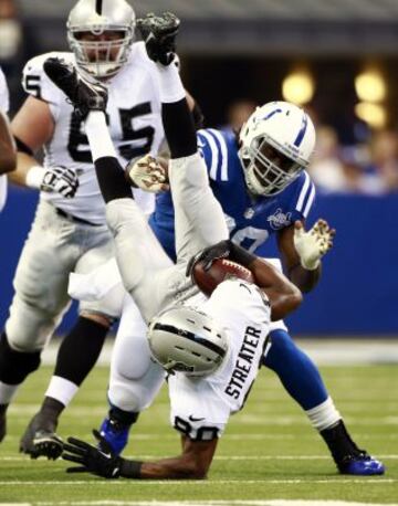 Indianapolis Colts - Oakland Raiders. El jugador de los Colts Ricky Jean-Francois bloquea al receptor de los Raiders Rod Streater.