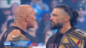 Momento en que The Rock se carea con Roman Reigns en Smackdown.