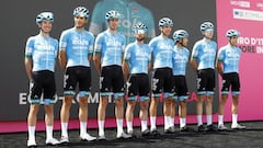 El equipo Eolo-Kometa, con Fortunato a la izquierda, en un control de firmas del Giro de Italia.