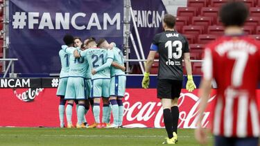 Los jugadores del Levante se abrazan tras el segundo gol.