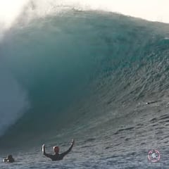 Así son las perfectas y peligrosas olas de arrecife volcánico de Lanzarote