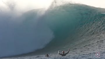 Ola en El Quemao, Lanzarote, con un surfista levantando los brazos al verla.