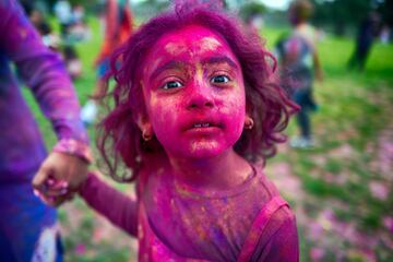 El Holi Festival es uno de los festivales más coloridos que se celebra en el mundo. La fiesta de colores se celebra durante dos días entre finales de febrero y principios de marzo. Los festejos comienzan con la última luna llena del mes lunar hindú (Phalguna). Este festivo acontecimiento se despliega en todo el país, donde una explosión de colores se eleva sobre una multitud que baila y se llena de alegría.