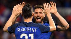 Koscielny y Giroud celebran un gol de Francia en el &uacute;ltimo amistoso antes de la Eurocopa 2016 frente a Escocia.