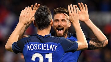 Koscielny y Giroud celebran un gol de Francia en el &uacute;ltimo amistoso antes de la Eurocopa 2016 frente a Escocia.