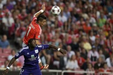 Benfica-Anderlecht. Oscar Cardozo y N'Sakala