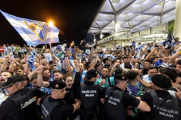 Recibimiento al Málaga en el aeropuerto tras lograr el ascenso a Segunda.
