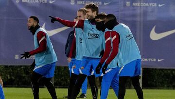 Piqué bromea con sus compañeros durante el entrenamiento de ayer por la tarde.