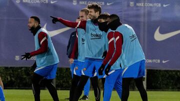 Piqu&eacute; bromea con sus compa&ntilde;eros durante el entrenamiento de ayer por la tarde.
 