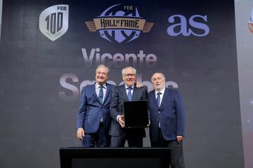 El ex¨¢rbitro Vicente Sanch¨ªs posa con el galard¨®n. Internacional desde 1984, dirige la hist¨®rica semifinal entre EEUU y la URSS en los Juegos de Se¨²l en 1988 y fue el primer espa?ol en la final de un MUndial (URSS-Yugoslavia en 1990).