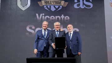 El exárbitro Vicente Sanchís posa con el galardón. Internacional desde 1984, dirige la histórica semifinal entre EEUU y la URSS en los Juegos de Seúl en 1988 y fue el primer español en la final de un MUndial (URSS-Yugoslavia en 1990).