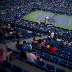 MASON, OHIO - AUGUST 17: Fans gather at Center Court for the continuation of the match between Carlos Alcaraz of Spain and Tommy Paul of the United States on day 5 at the Western & Southern Open at Lindner Family Tennis Center on August 17, 2023 in Mason, Ohio. Aaron Doster/Getty Images/AFP (Photo by Aaron Doster / GETTY IMAGES NORTH AMERICA / Getty Images via AFP)