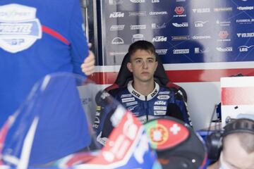 El suizo de 19 años no pudo recuperarse de las terribles heridas de su caída en la clasificación de Moto3 del GP de Italia y falleció un día después. Jason Dupasquier se fue al suelo en la curva 9, de nombre Arrabbiata 2, con tan mala suerte que la moto de Ayuma Sasaki impactó contra él. El piloto del CarXpert Pruestel GP fue evacuado en helicóptero al Hospital Careggi de Florencia con un edema cerebral y un fuerte traumatismo en el tórax que no pudo superar.