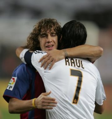Saludo de Puyol y Ra¨²l en uno de los cl¨¢sicos Barcelona-Real Madrid. (20/11/2004)