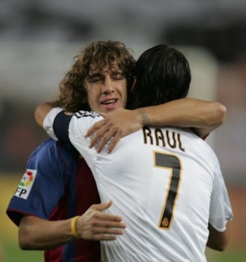 Saludo de Puyol y Raúl en uno de los clásicos Barcelona-Real Madrid. (20/11/2004)