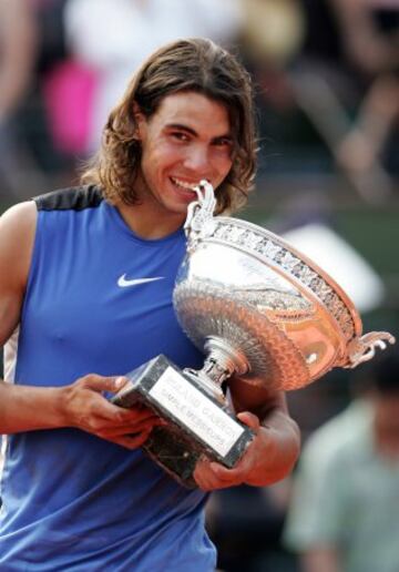 La primera vez que Nadal y Federer se enfrentaron en la final de un Grand Slam fue en Roland Garros, el 11 de junio de 2006, Nadal derrotó a Federer por 1-6, 6-1, 6-4 y 7-6 (4)