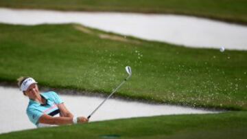 La canadiense Brooke Henderson golpea la pelota que se le había ido al bunker de arena durante el Campeontao Femenino HSBC en el Sentosa Golf Club de Singapur.