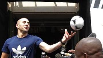 <b>CONTENTO. </b>Benzema celebró su renovación con Adidas con la noticia de que su técnico seguirá hasta 2016.