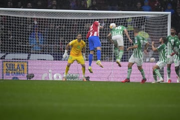 El jugador del Betis, Pezzella, marca en el 62' en propia puerta el 2-0 para los rojiblancos. 