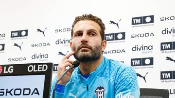 El técnico del Valencia, Rubén Baraja, durante una rueda de prensa.