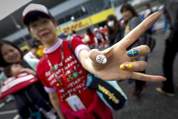 Una fan del piloto espa?ol, Fernando Alonso muestra su manicura con las banderas espa?olas y asturiana.