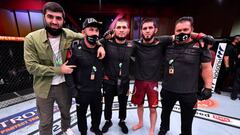 Khabib Nurmagomedov, Islam Makhachev y el resto de su equipo.