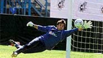 <b>FUERTE TRABAJO.</b> Esteban hizo un fuerte trabajo ayer en el Vicente Calderón y no se resintió de la lesión.