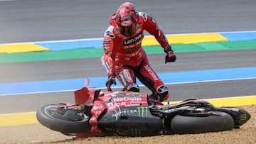 Pecco Bagnaia tras su caída en el esprint de Le Mans.