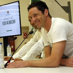 Diego García le comunica a Edu Albacar que debe irse