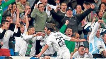 <b>HIGUAÍN ES EL CLAVO ARDIENDO. </b>El argentino vale su peso en oro. Esta imagen, con el Bernabéu enloquecido, recuperó sus goles heroicos que ya valieron una Liga.