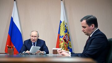 Russian President Vladimir Putin, accompanied by Arkhangelsk Region Governor Alexander Tsybulsky, chairs a meeting on the timber industry's development via a video link during a visit to the Ustianskiy timber complex, in Arkhangelsk region, Russia February 10, 2023. Sputnik/Alexey Filippov/Kremlin via REUTERS ATTENTION EDITORS - THIS IMAGE WAS PROVIDED BY A THIRD PARTY.