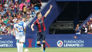 El Levante se acerca a los puestos de ascenso directo tras su importante victoria con el Alavés. Pepelu se adjudicó el primer tanto, a la postre, uno de los golazos de la jornada. El centrocampista recogió un balón rechazado y se sacó un voleón imparable.