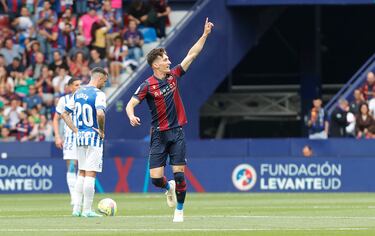 El Levante se acerca a los puestos de ascenso directo tras su importante victoria con el Alavés. Pepelu se adjudicó el primer tanto, a la postre, uno de los golazos de la jornada. El centrocampista recogió un balón rechazado y se sacó un voleón imparable.