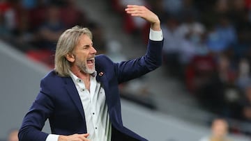 Peru's Argentine coach Ricardo Gareca reacts during the FIFA World Cup 2022 inter-confederation play-offs match between Australia and Peru on June 13, 2022, at the Ahmed bin Ali Stadium in the Qatari city of Ar-Rayyan. (Photo by KARIM JAAFAR / AFP) (Photo by KARIM JAAFAR/AFP via Getty Images)