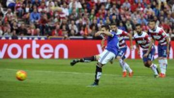 Rubén Castro marcando el penalti ante el Granada.