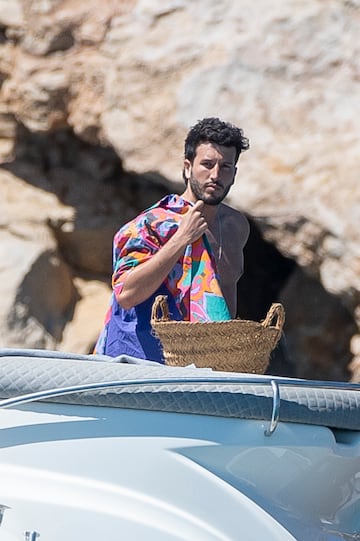 Sebasti¨¢n Yatra y Aitana disfrutan de unos d¨ªas de vacaciones en Ibiza navegando en un barco.