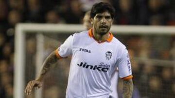 Banega controla un balón con el Valencia.