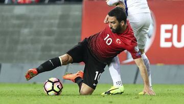 El centrocampista Robin Lod de Finlandia y el centrocampista Arda Turan de Turqu&iacute;a durante el partido de clasificaci&oacute;n para el Mundial de Rusia entre Finlandia y Turqu&iacute;a.