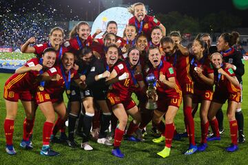 Primer Mundial de las selecciones femeninas españolas. Dos goles de Claudia Pina dieron a la selección española el título mundial frente a México.

