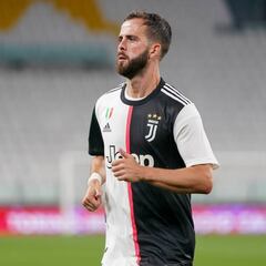 El Barcelona hace oficial la venta de Arthur y la llegada de Pjanic