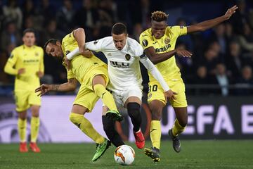 Rodrigo Moreno entre Santi Cazorla y Samuel Chukwueze.